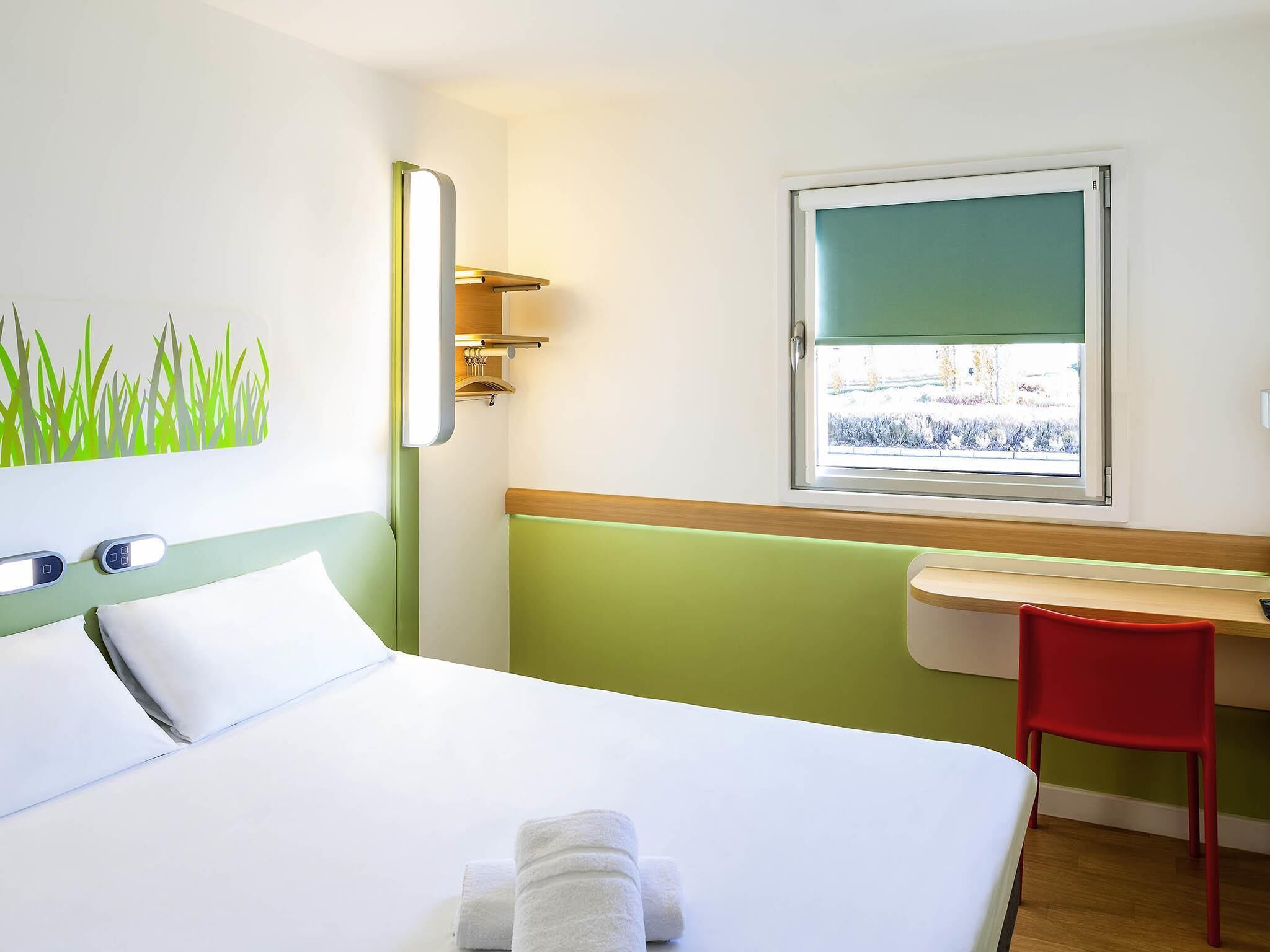 Double Room | Desk, cribs (free), WiFi (free), bed sheets