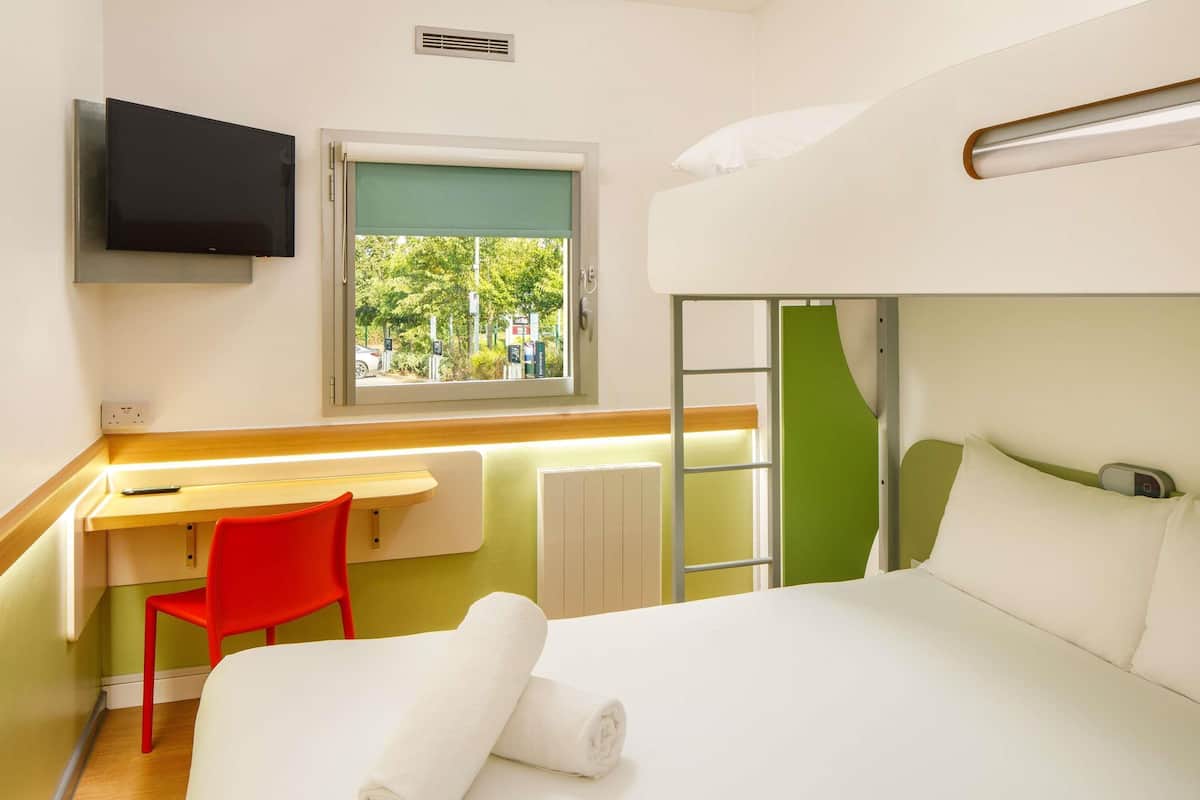 Triple Room, Multiple Beds | Desk, cribs (free), WiFi (free), bed sheets