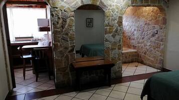 Habitación superior, 1 habitación | Tabla de planchar con plancha, camas extra, wifi gratis y ropa de cama