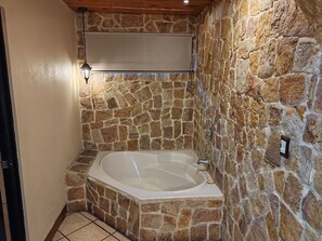 Superior Room, 1 Bedroom | Bathroom | Free toiletries, towels - Hotel Boutique Cibeles Resort (Santiago)