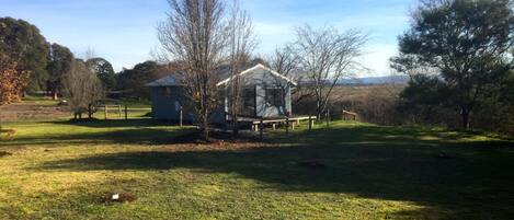 Studio Confort, vue sur le fleuve (The Rainbow Cottage) | Espace de travail pour ordinateurs portables, fer et planche à repasser