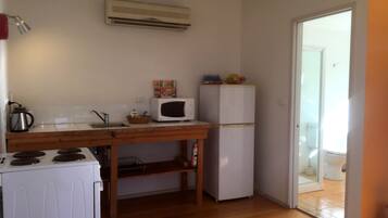 Studio Comfort, pemandangan sungai (The Rainbow Cottage) | Dapur kecil pribadi | Lemari es besar, microwave, kompor, dan mesin pembuat kopi/teh