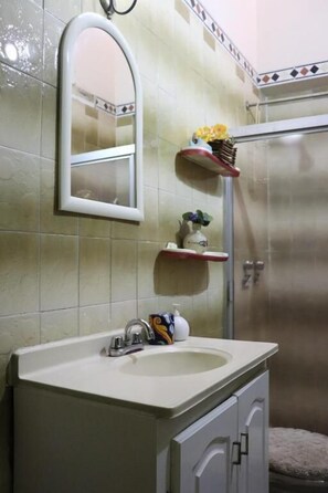 Shower, towels - Casa Zalaoui Hostel (Guadalajara)