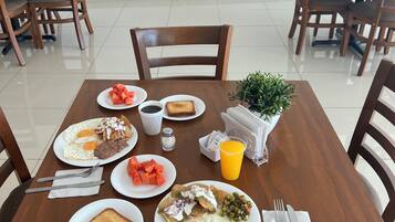 Café da manhã continental grátis todos os dias