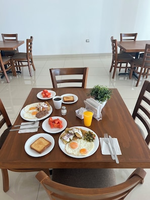 Free daily continental breakfast  - Hotel Bosques de Liz (Aguascalientes)