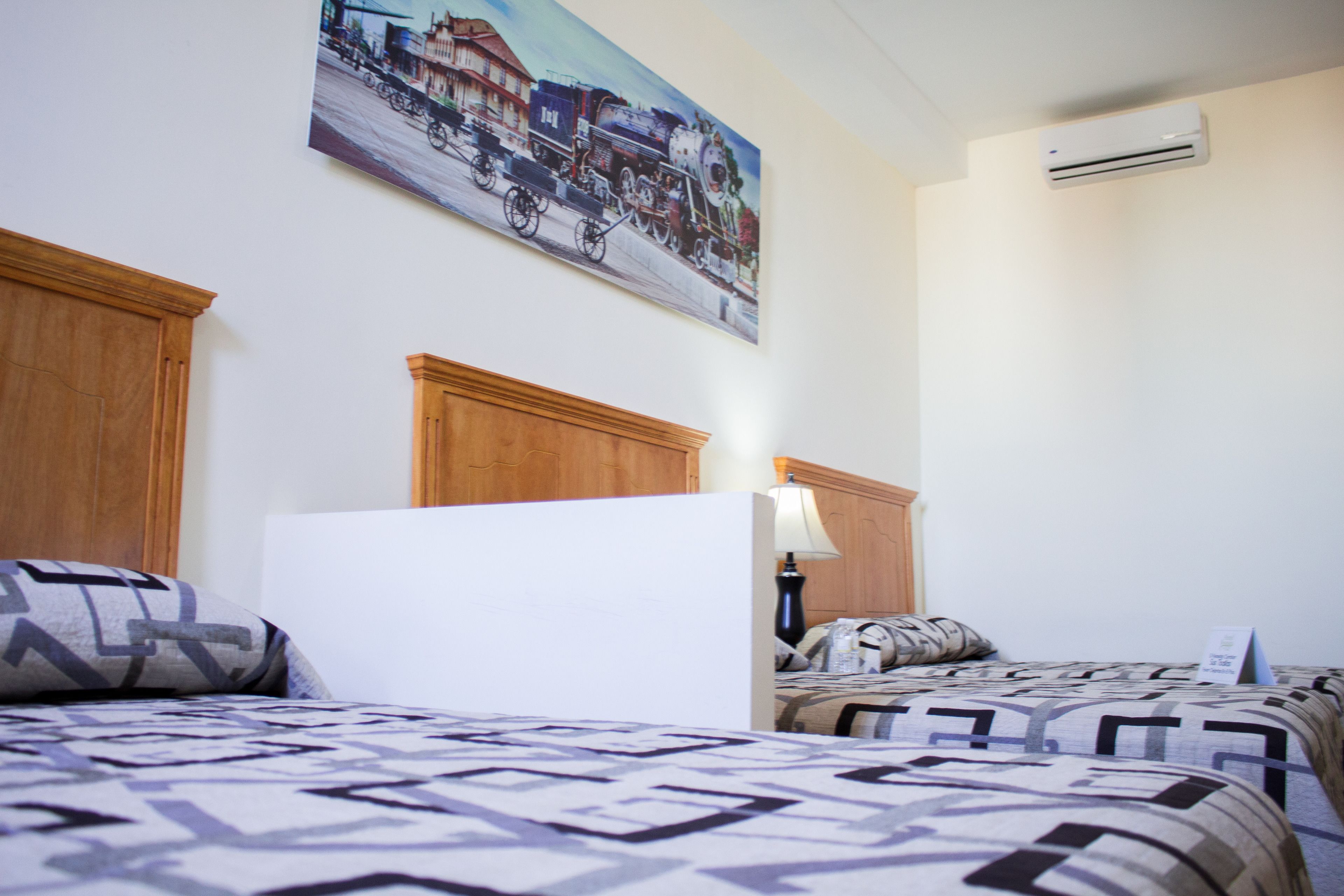 Habitación familiar | Escritorio, espacio para trabajar con laptop y cortinas blackout 