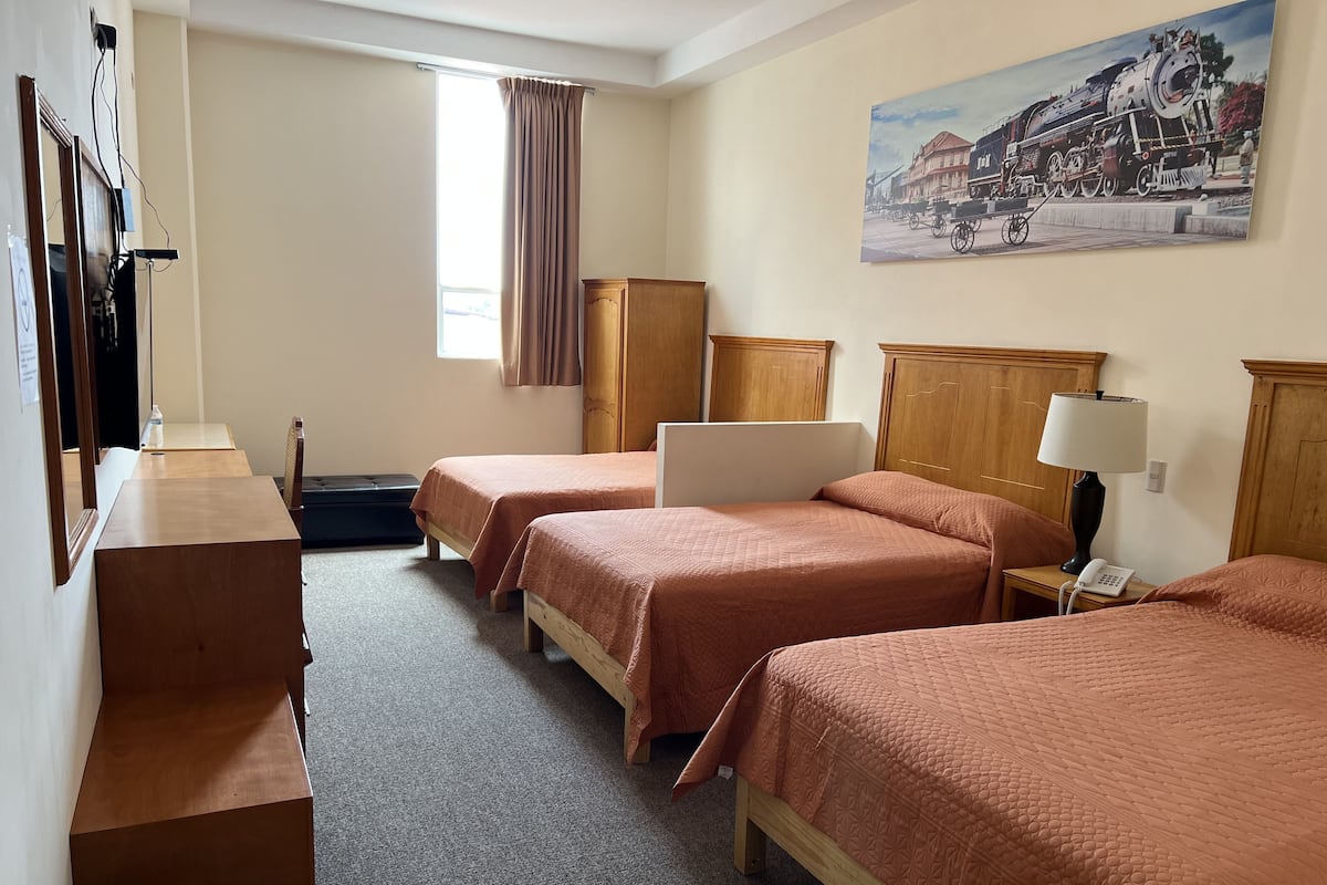 Escritorio, espacio para trabajar con laptop y cortinas blackout