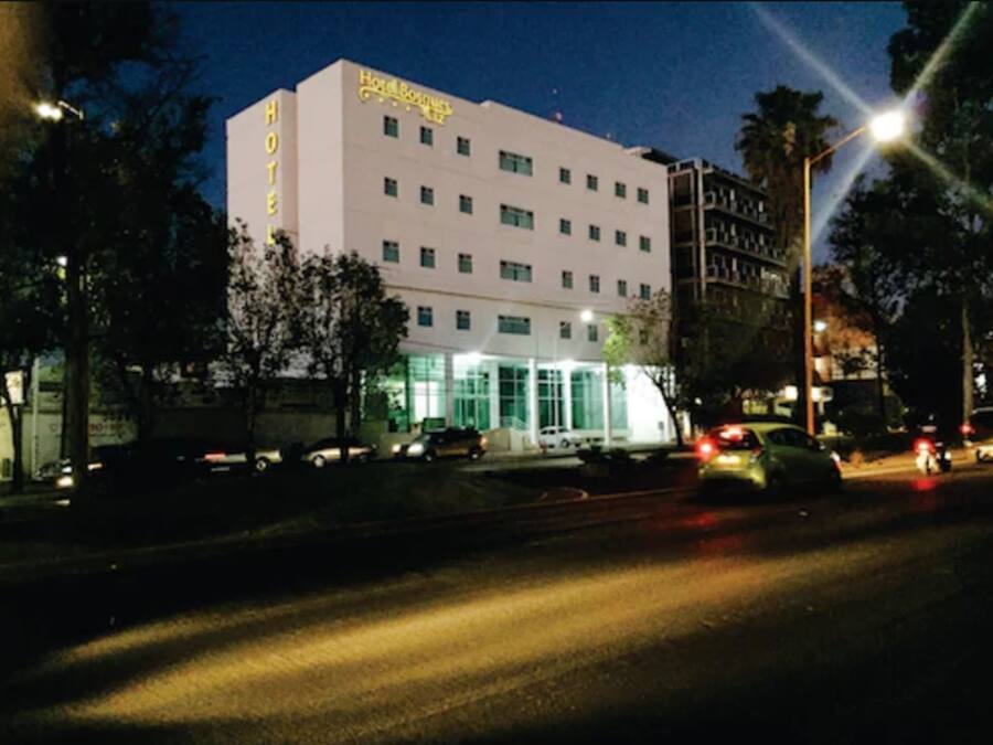 Fachada da propriedade à noite