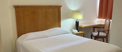 Standaard eenpersoonskamer | Een bureau, een laptopwerkplek, verduisterende gordijnen