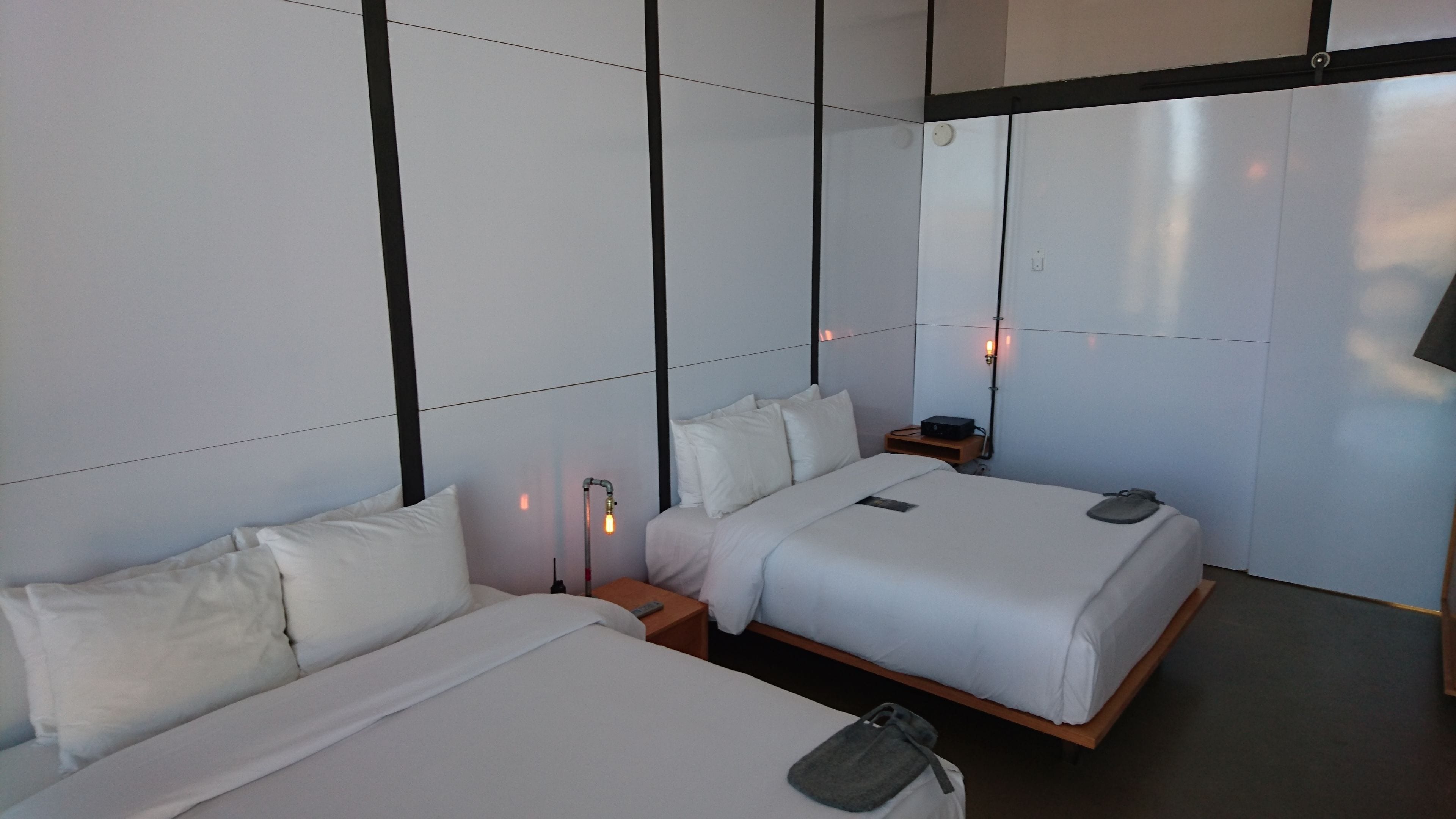 Caja de seguridad en la habitación y escritorio 