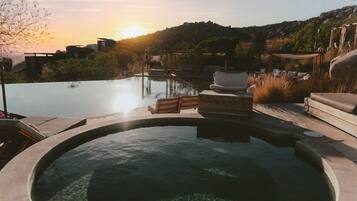 Alberca al aire libre y camas balinesas gratuitas
