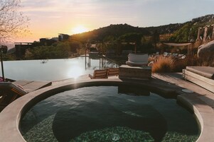 Una piscina al aire libre, cabañas de piscina gratuitas, sombrillas