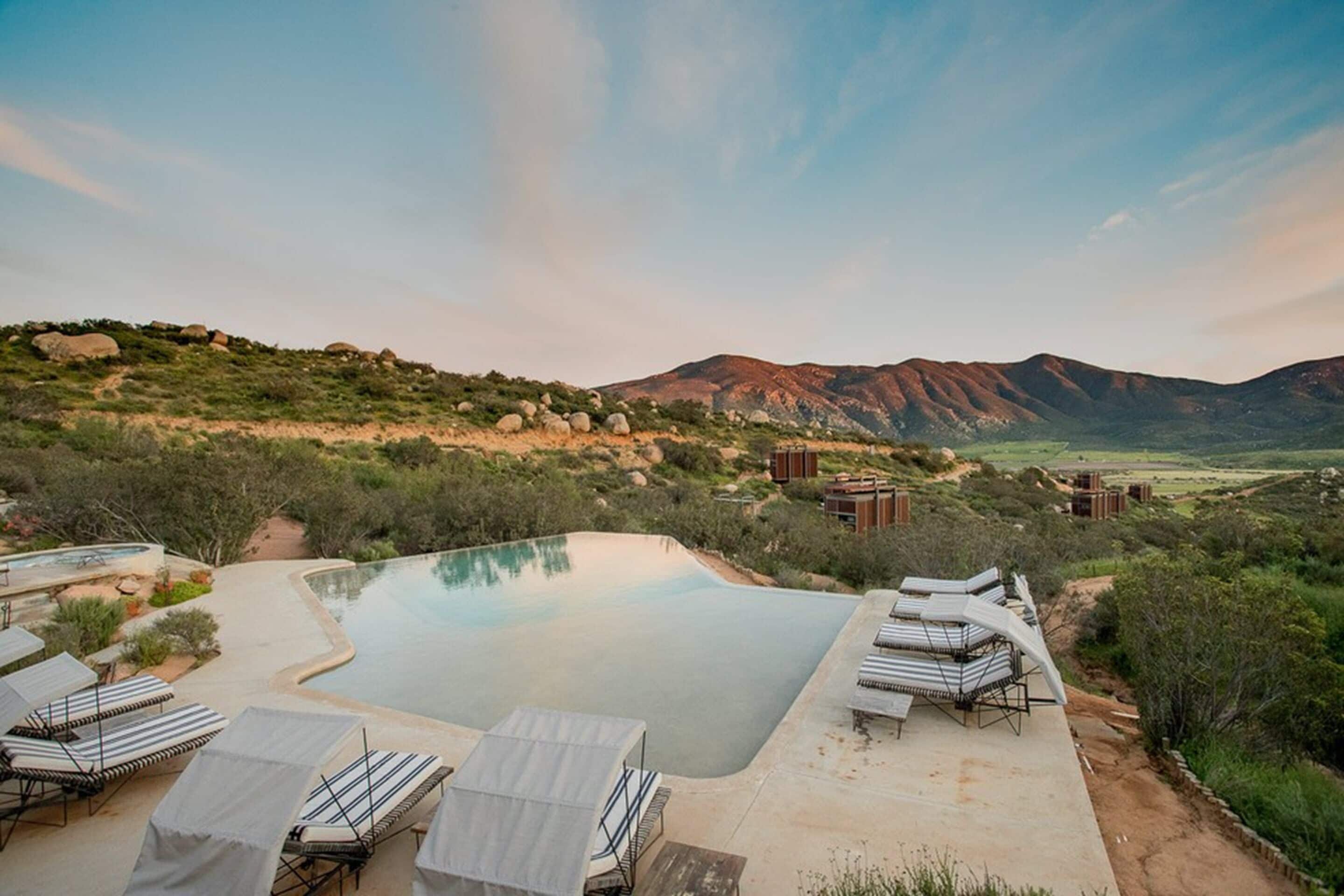 Una piscina al aire libre, camas de piscina gratis, sombrillas