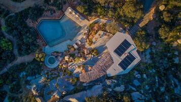 Alberca al aire libre y camas balinesas gratuitas