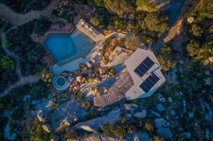 Una piscina al aire libre, cabañas de piscina gratuitas, sombrillas