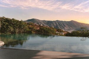 Una piscina al aire libre, cabañas de piscina gratuitas, sombrillas