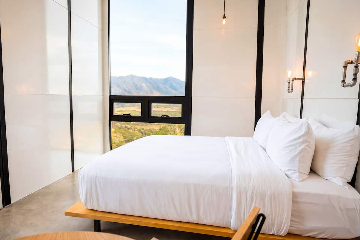 Caja de seguridad en la habitación y escritorio