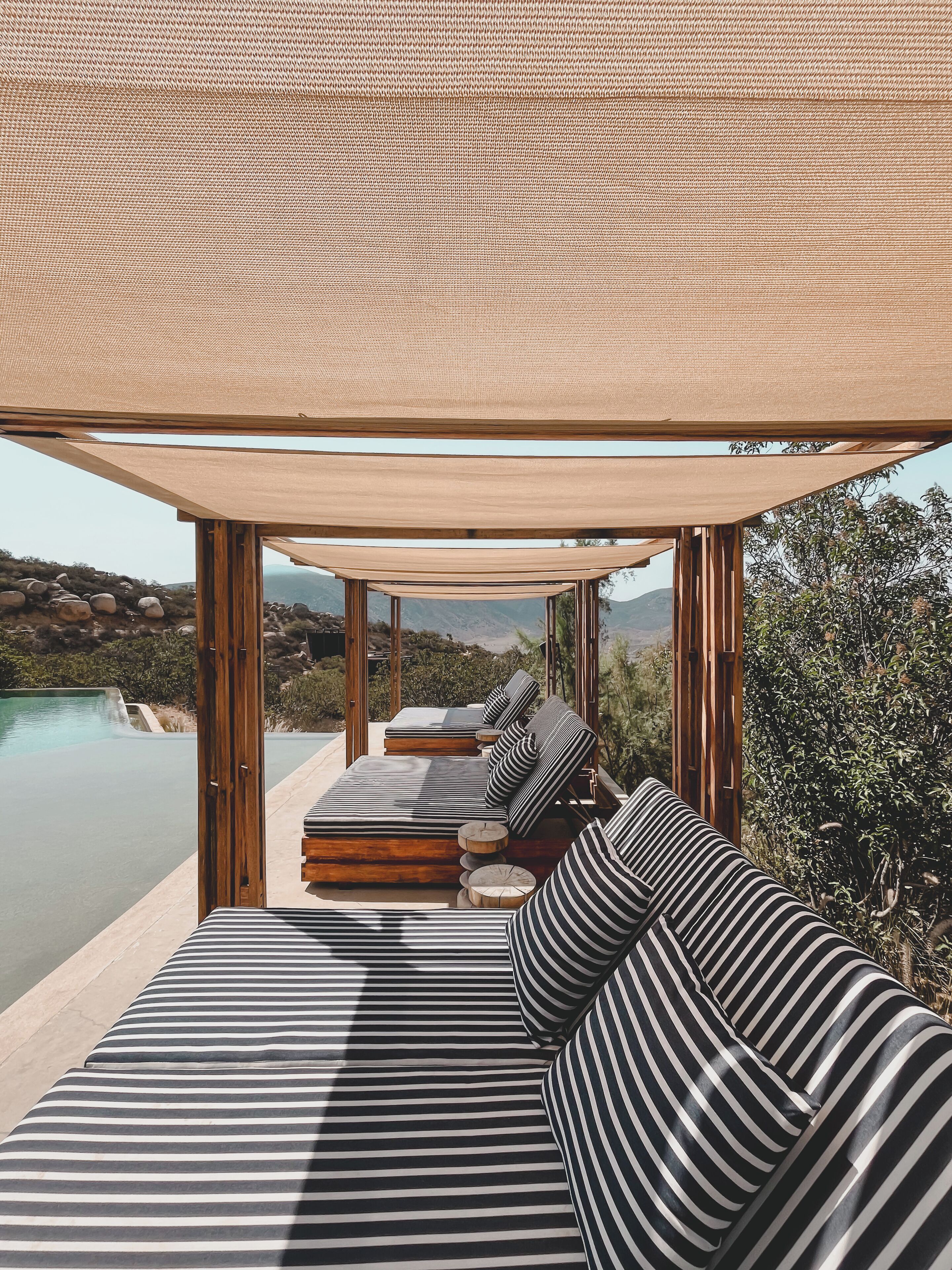 Alberca al aire libre y camas balinesas gratuitas 