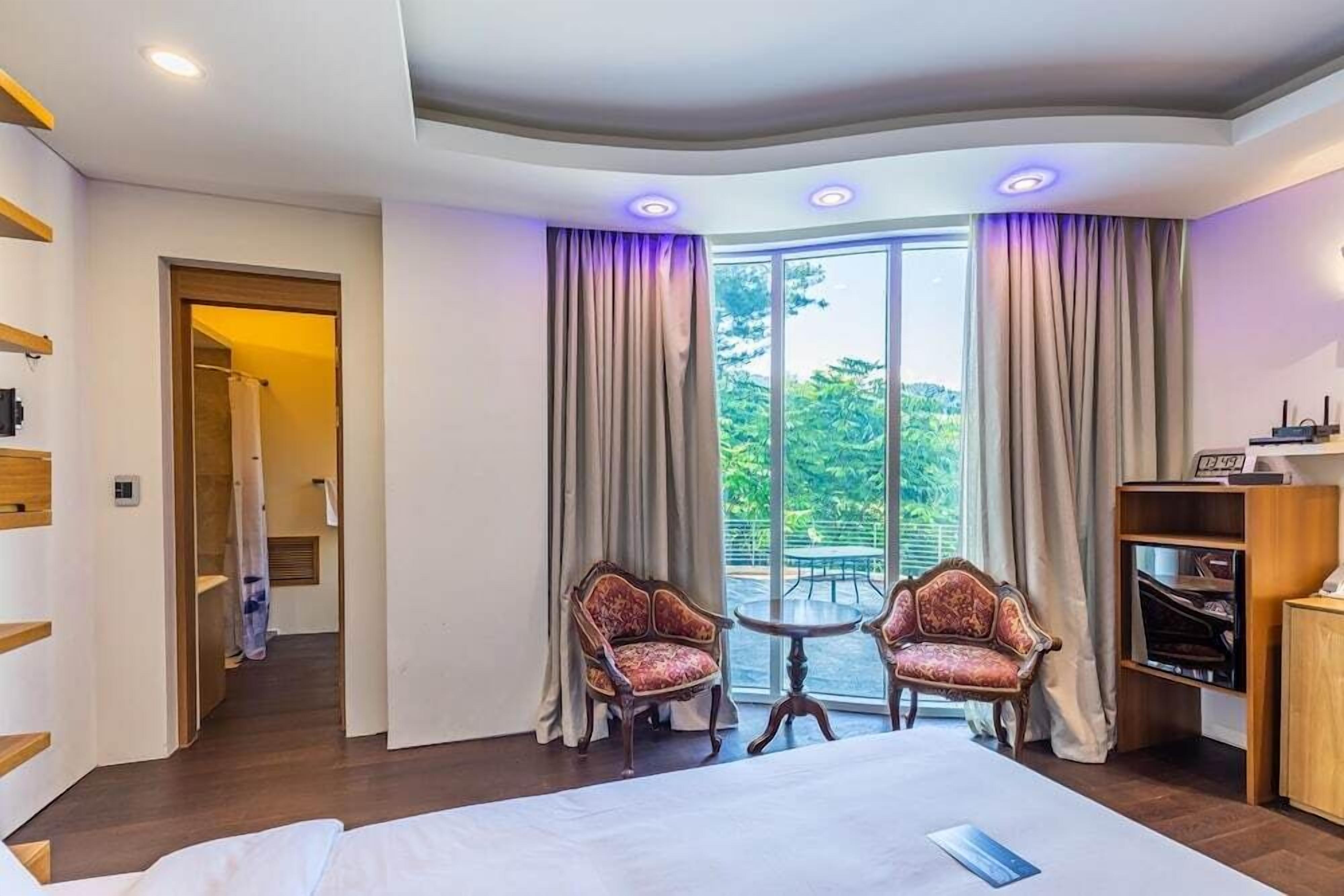 In-room safe, soundproofing, free WiFi