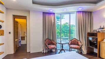 In-room safe, soundproofing, free WiFi