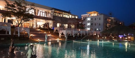 Seasonal outdoor pool, open noon to 10:00 PM, cabanas (surcharge)