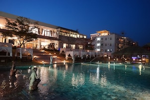 Seasonal outdoor pool, open noon to 10:00 PM, cabanas (surcharge)