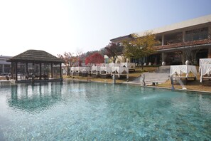 시즌별로 운영되는 야외 수영장, 정오 ~ 22:00 오픈, 카바나(요금 별도), 수영장 파라솔