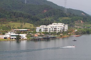 시즌별로 운영되는 야외 수영장, 정오 ~ 22:00 오픈, 카바나(요금 별도), 수영장 파라솔