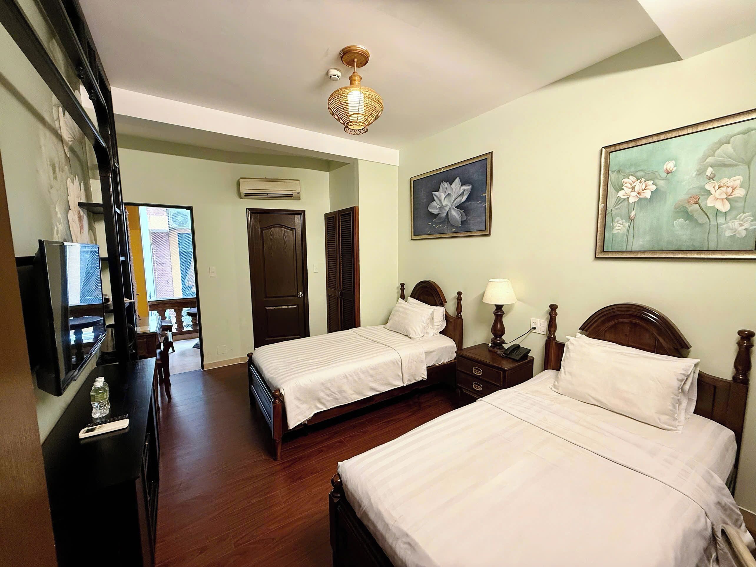 Minibar, in-room safe, desk, laptop workspace