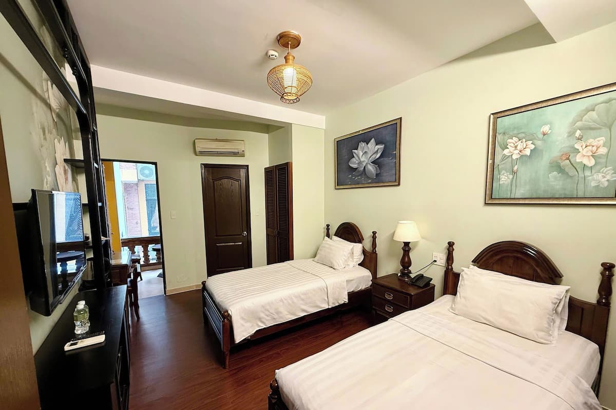 Quarto luxo, 2 camas de solteiro | Frigobar, cofres nos quartos, escrivaninha