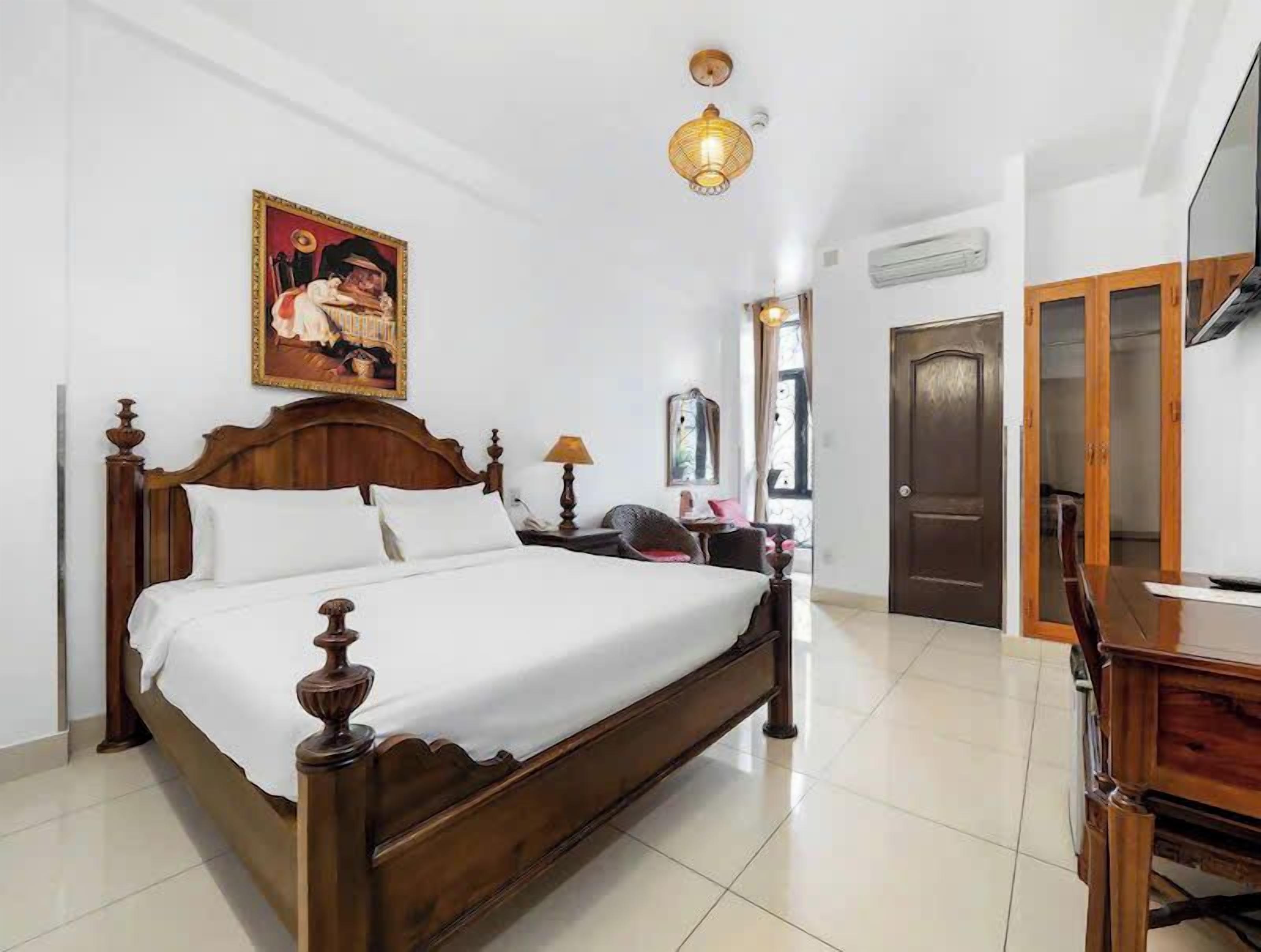 Minibar, in-room safe, desk, laptop workspace