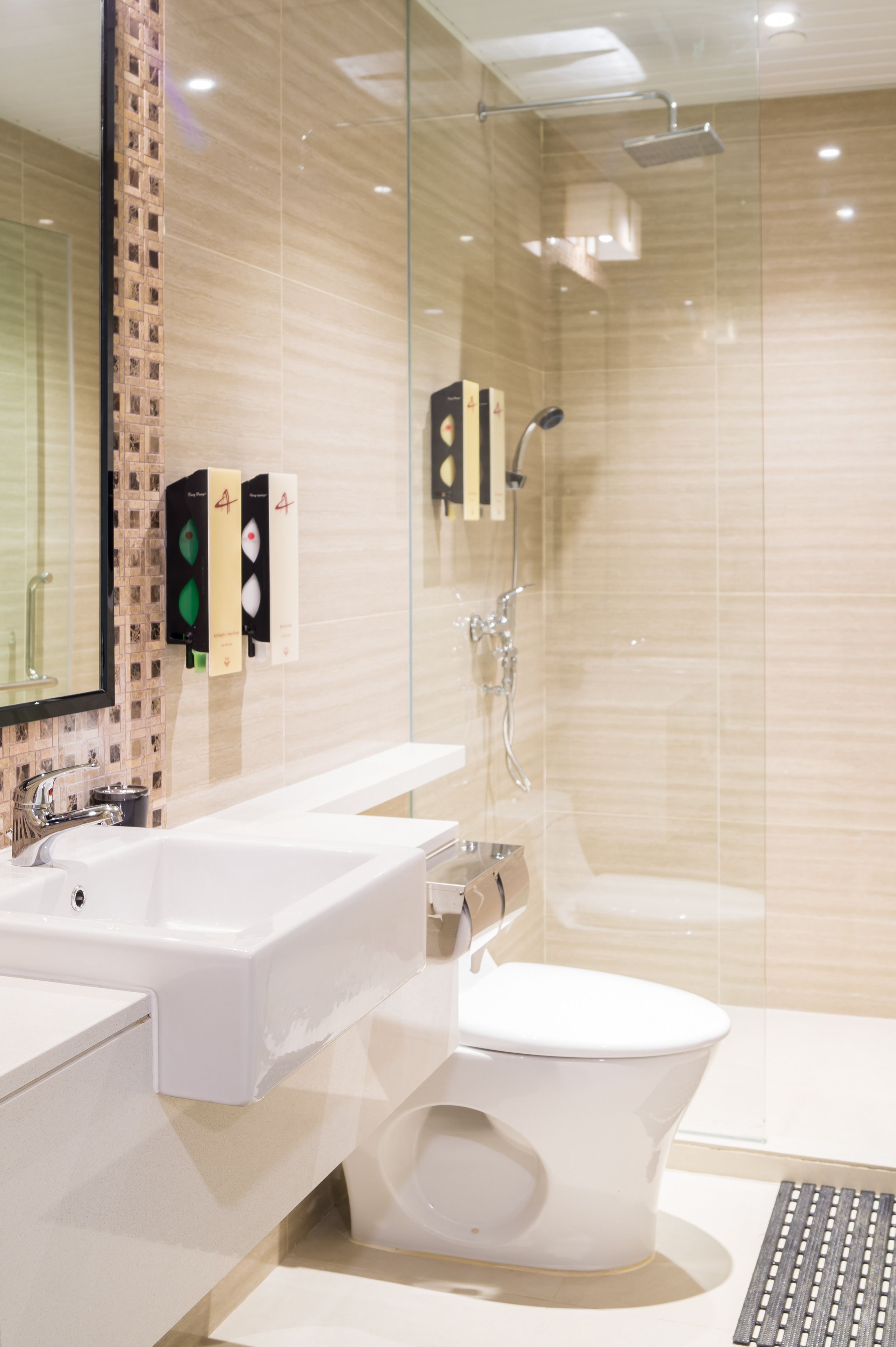 Sengetøy av topp kvalitet, skrivebord, lydisolert og strykejern/-brett