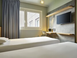 Escritorio, sistema de insonorización, wifi gratis y ropa de cama 