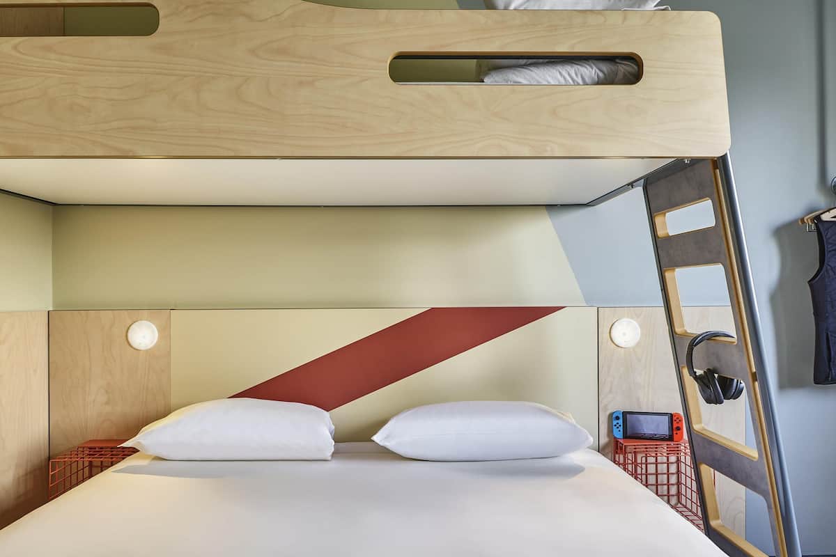 Triple Room (with 1 double bed and a bunk bed) | Desk, soundproofing, free WiFi, bed sheets