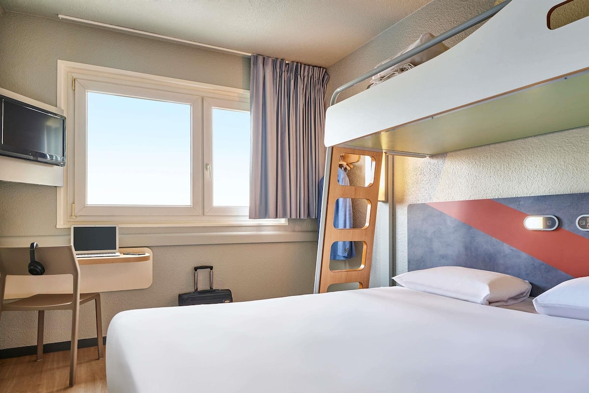Chambre Triple (1 lit double et 1 lit superposé) | Bureau, chambres insonorisées, Wi-Fi gratuit, draps fournis