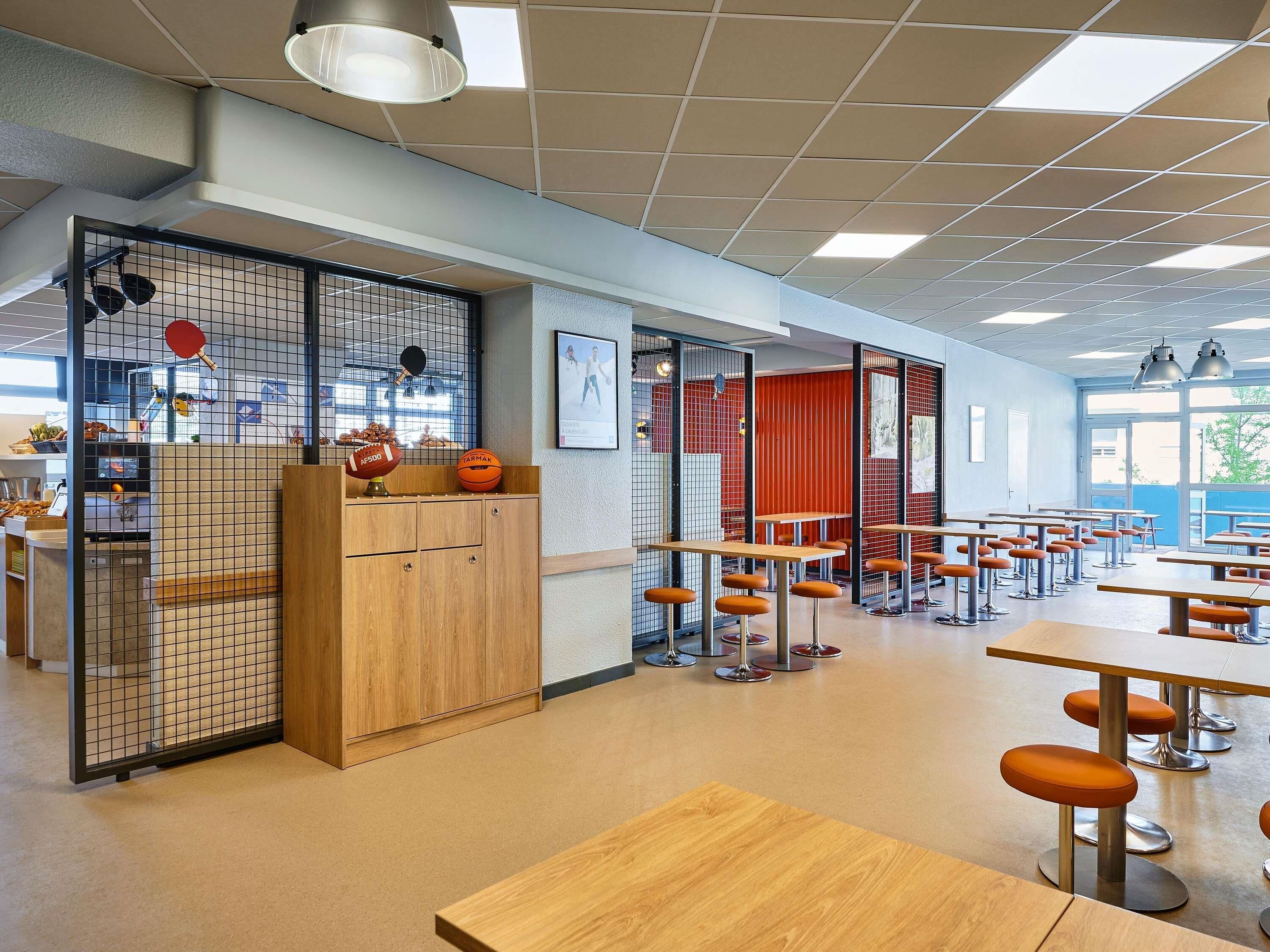 Petit déjeuner buffet (9.90 EUR par personne)