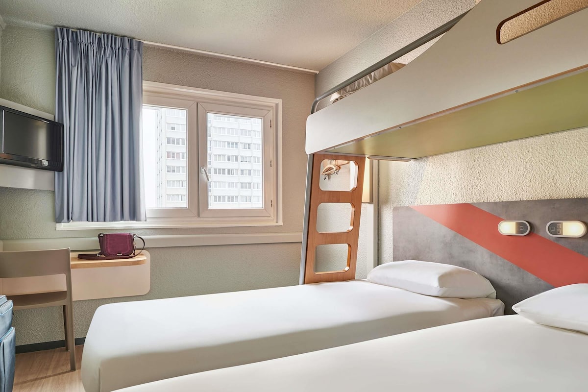 Desk, soundproofing, free WiFi, bed sheets
