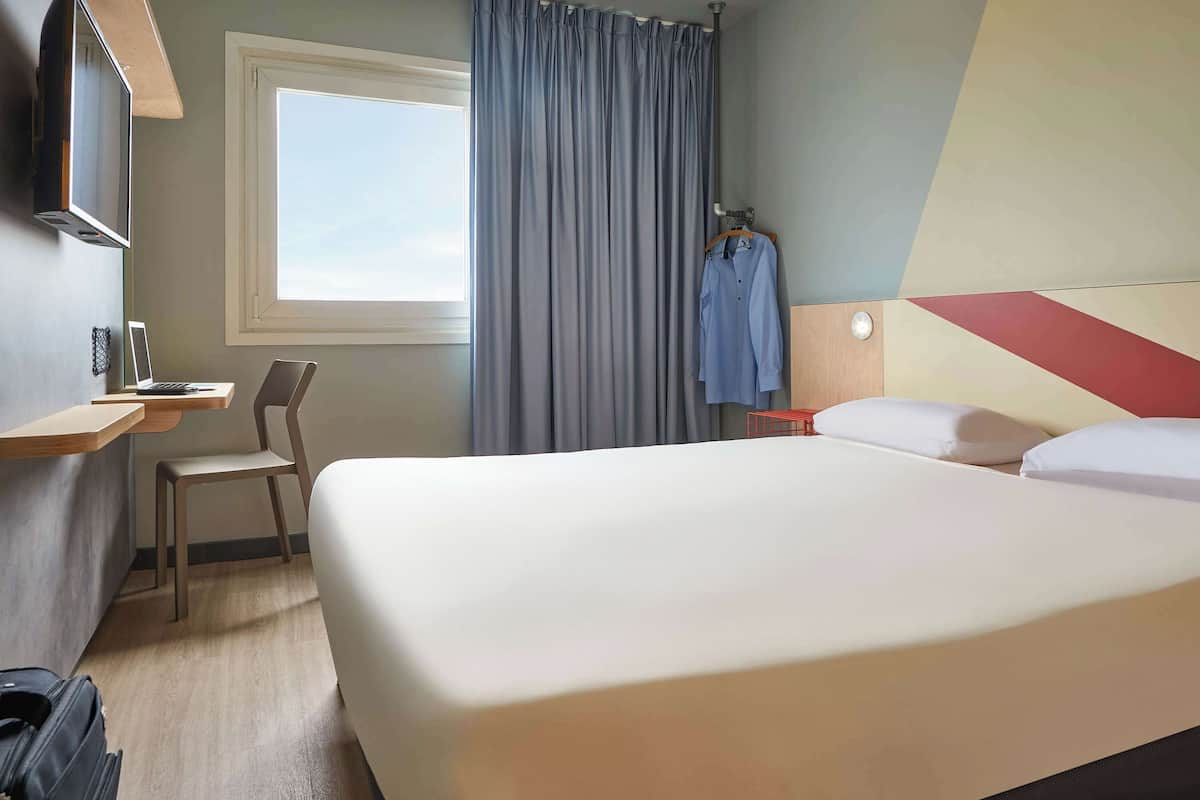 Desk, soundproofing, free WiFi, bed sheets