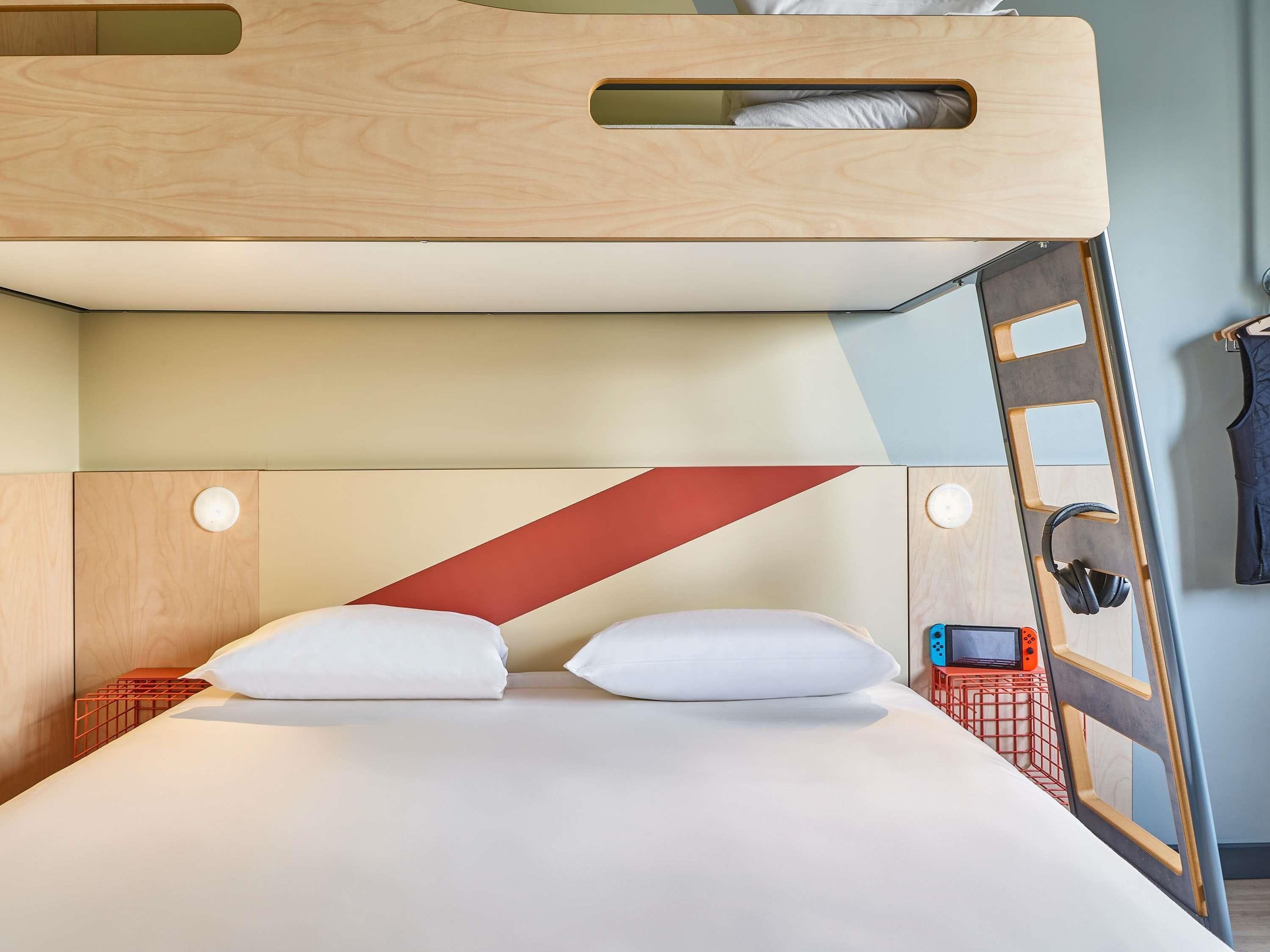 Triple Room (with 1 double bed and a bunk bed) | Desk, soundproofing, free WiFi, bed sheets