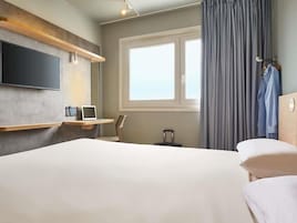 Escritorio, sistema de insonorización, wifi gratis y ropa de cama 