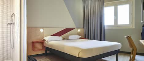 Desk, soundproofing, free WiFi, bed sheets