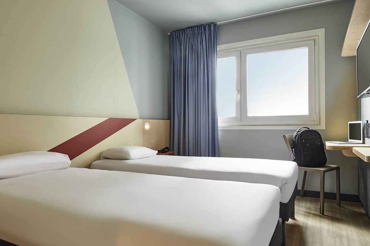 Twin Room, 2 Twin Beds | Desk, soundproofing, free WiFi, bed sheets