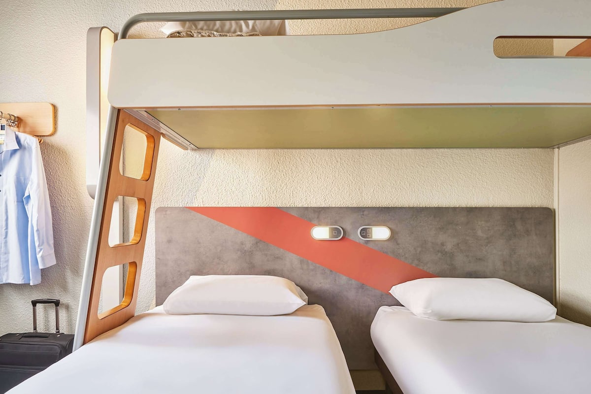 Desk, soundproofing, free WiFi, bed sheets