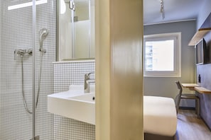 Shower, hydromassage showerhead, eco-friendly toiletries, towels
