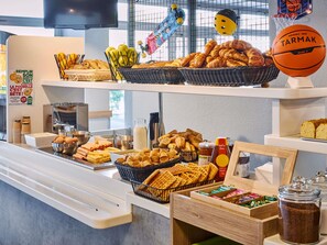 Colazione a buffet, servita tutte le mattine (9.90 EUR a persona) 
