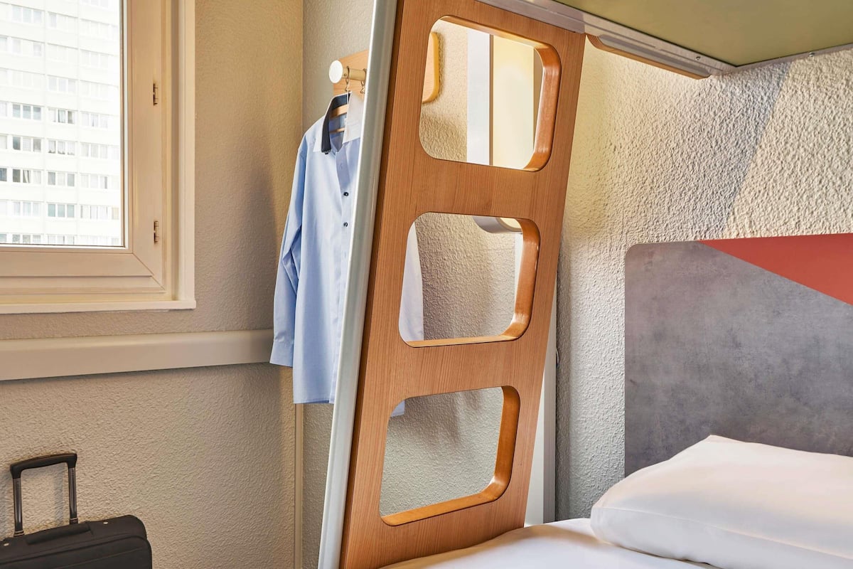 Desk, soundproofing, free WiFi, bed sheets