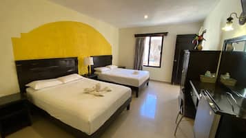 Habitación Deluxe doble, 2 camas dobles | 1 dormitorio, decoración individual, tabla de planchar con plancha