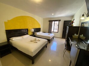 Deluxe-Doppelzimmer, 2 Doppelbetten | Individuell dekoriert, Bügeleisen/Bügelbrett, kostenloses WLAN