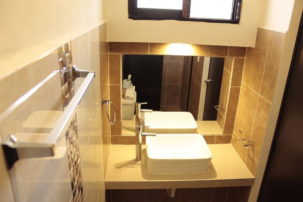 standard room, 1 double bed | bathroom | shower, free toiletries, towels