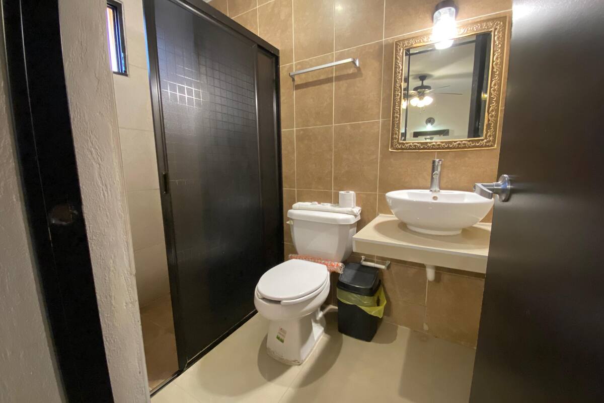standard room, 1 double bed | bathroom | shower, free toiletries, towels